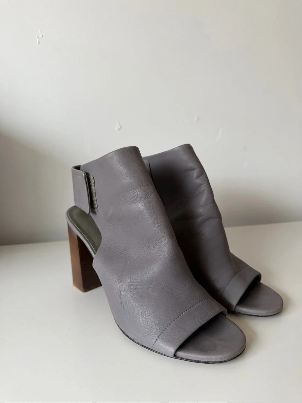 Vince smooth gray